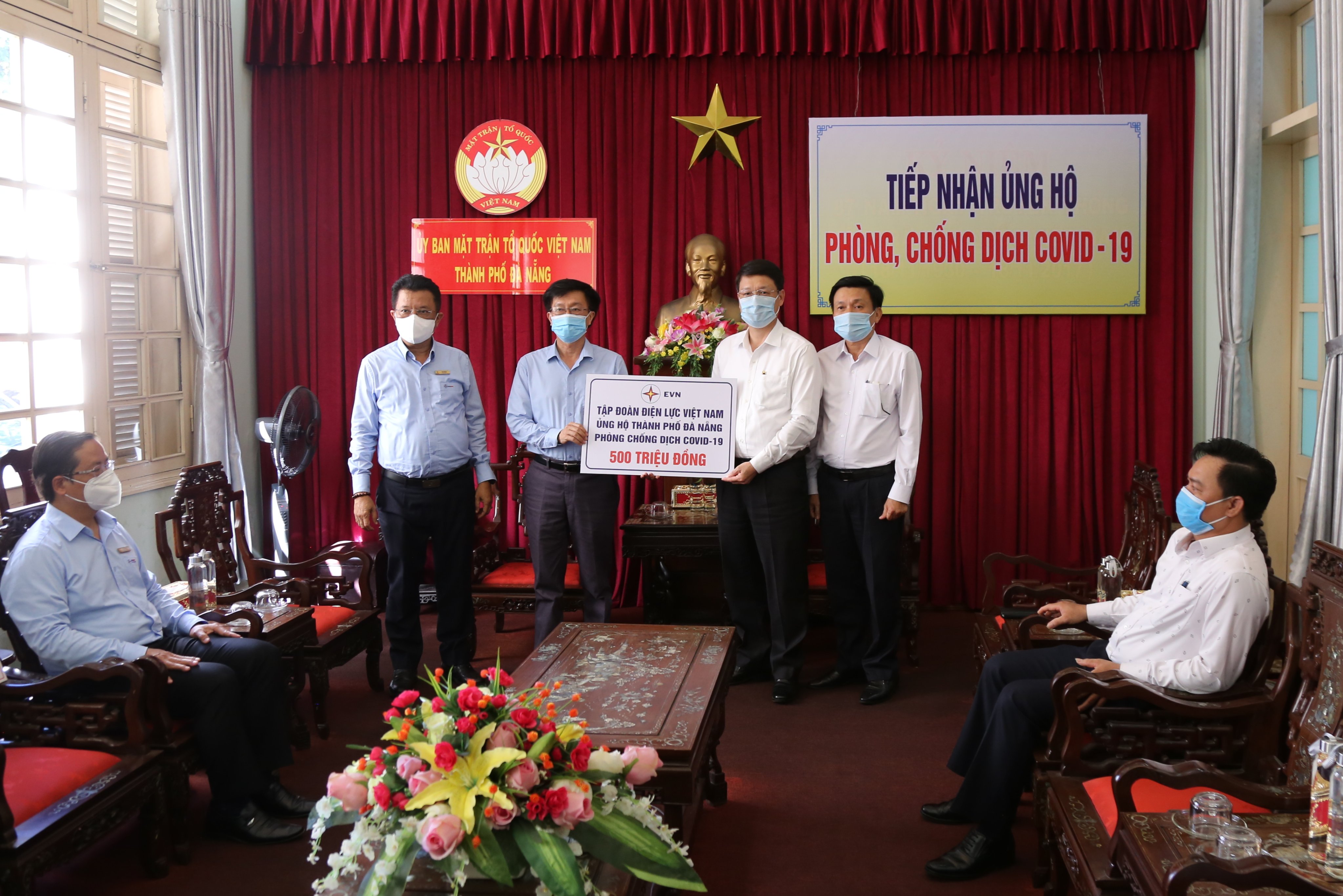 Ngành Điện trao 600 triệu đồng ủng hộ thành phố Đà Nẵng phòng, chống dịch Covid-19